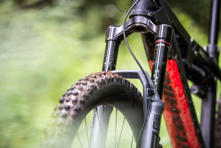   Tyres up to 2.8 inches wide fit in the Zeb.