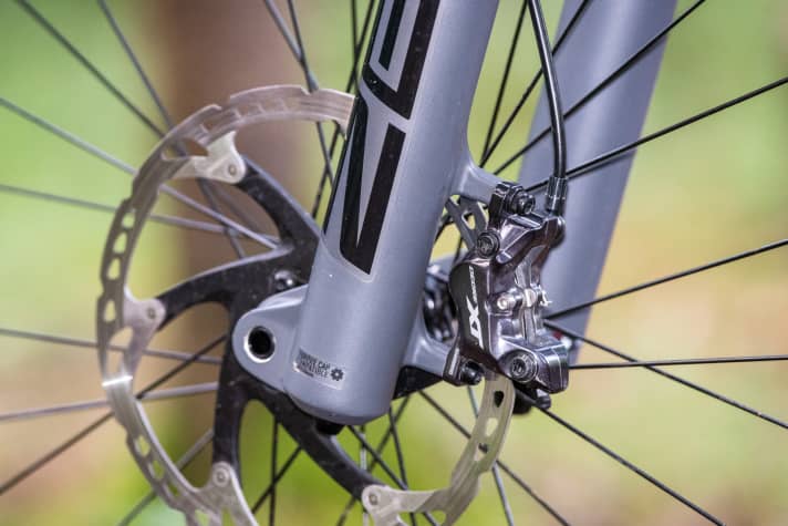   When it comes to brake mounts, the ZEB relies on 200 millimetre direct mount. Great: It is approved for 220 millimetre discs.