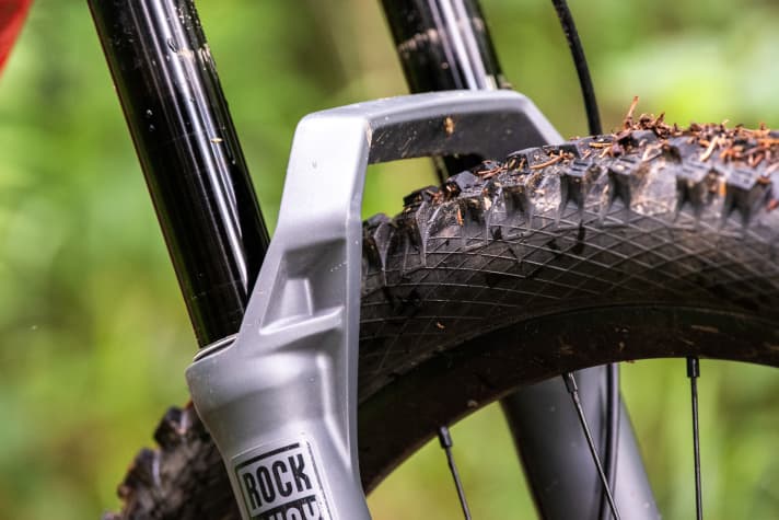   The widely projecting triple clamp leaves plenty of room for a large head tube during compression. The cut-outs minimise the weight and are intended to give the fork a striking appearance.