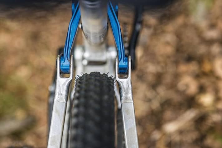   The rear triangle offers little tyre clearance. Nicolai specifies 2.3'' as the maximum tyre width.