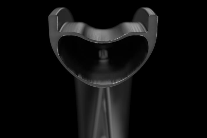   Die XMC 1501 Spline One-Felge im Querschnitt: die hakenlose Carbon-Felge misst innen 30 Millimeter Breite. Die Felgen der drei Modelle XRC, XMC und EXC unterscheiden sich in Materialstärke und Schlagfestigkeit.