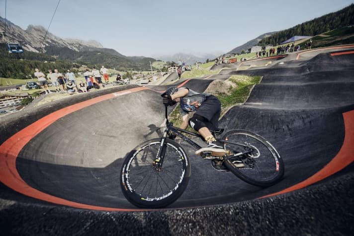   Heiß wird es auch bei den Pump Track World Championships am Freitag. Wer hier dabei sein will, muss tags zuvor aber erst durch die Quali...