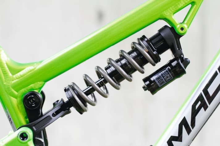   Rock Machine Blizzard 50-27: Fahrwerks-Tuner MRC-Trading spendierte eine weichere Feder (250 lbs) statt der serienmäßigen 350er.