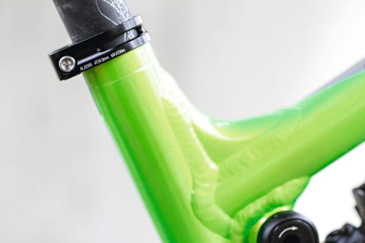   Rock Machine Blizzard 50-27: Die Schweißnähte sind schön gleichmäßig, und auf den Schrauben sind die maximalen Drehmomente aufgedruckt.