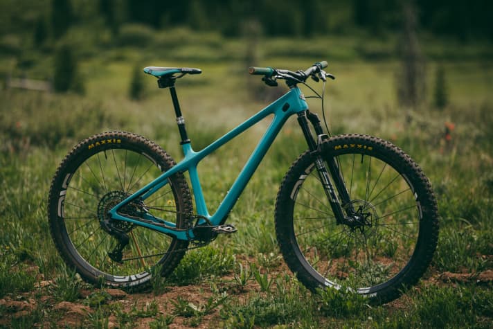   Yeti ARC of the modern era: 29" x 2.6" wheels, 130 millimetre fork, telescopic seat post: the modern carbon trail hardtail no longer has much in common with the racing legend of the nineties. The picture shows a custom build based on the frame kit.