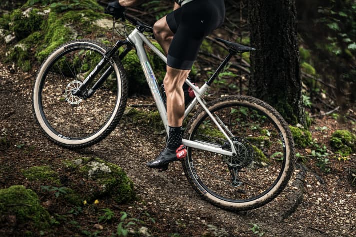   Stiff on acceleration, comfortable on the long haul: the new Twostroke aims to achieve this balancing act.