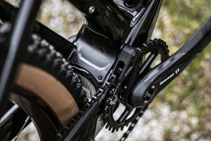   The lightweight and integrated chain guide keeps the chain in place even in rough terrain.