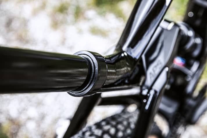   BMC integrates the Vario dropper post with 80 millimetres of travel in the seat tube. The seat height adjustment range is 90 millimetres.