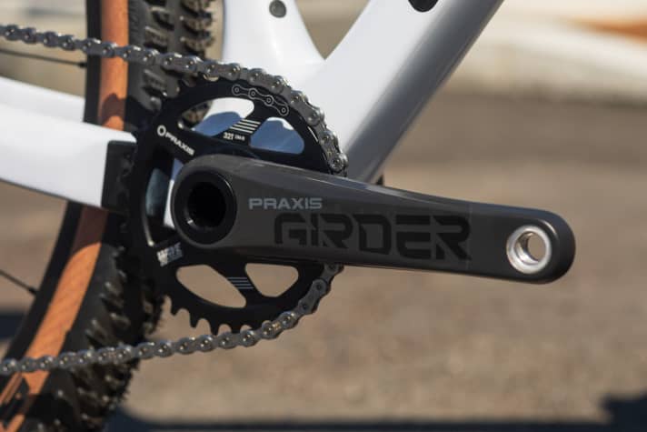   An vielen Cube-Bikes für 2021 zu sehen: die schicken Carbon-Kurbeln von Praxisworks, die serienmäßig mit Schutzkappe kommen und mit Sram- und Shimano 12fach-Schaltungen kombiniert werden können.