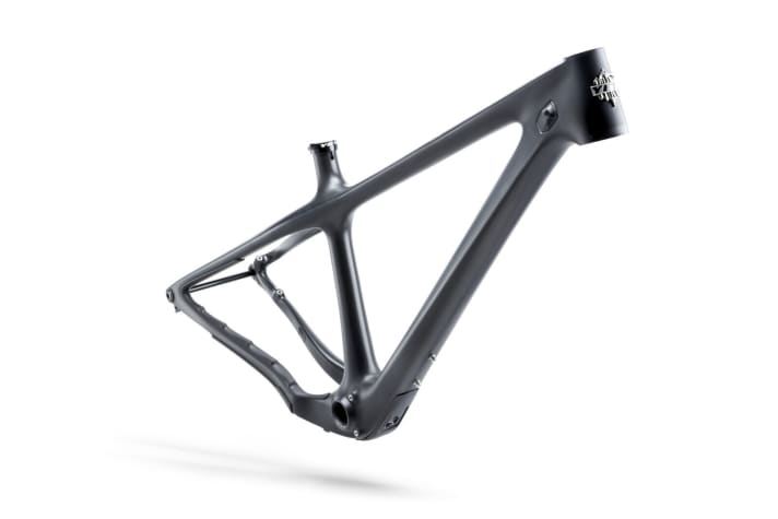   The full carbon frame of the Yeti ARC is available in Schwaz and turquoise for 1590 euros each. The American manufacturer has not yet revealed the weight of the frame. We are still waiting for our test bike.