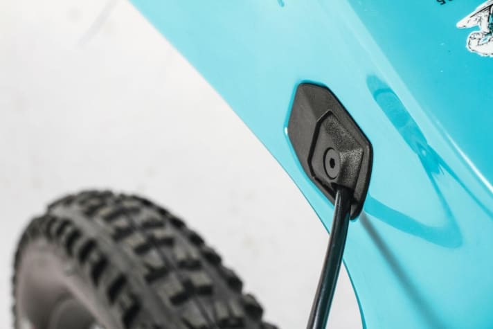   Gegen Klappern sind die Züge verschraubt.