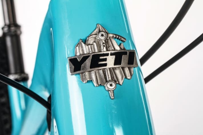  Committed to the TrARCdition: The riveted aluminium company logo is of course a must.