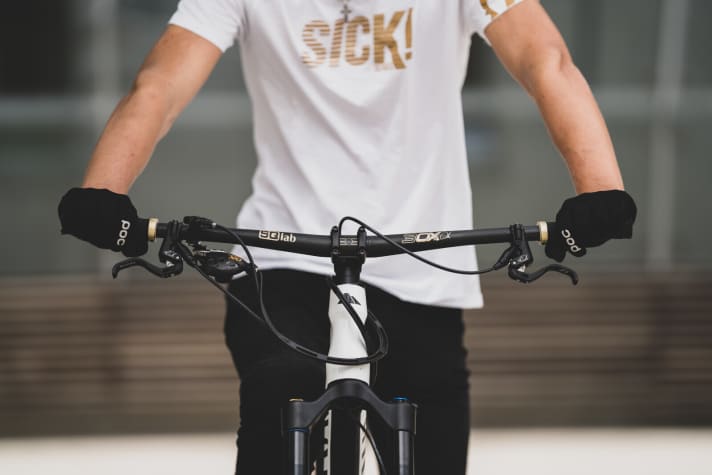   The SQlab cockpit for Fabio Wibmer is short, flat and wide. The 3OX carbon handlebars with a backsweep of just 7 degrees are additionally reinforced in the direction of pull for spectacular stunts.