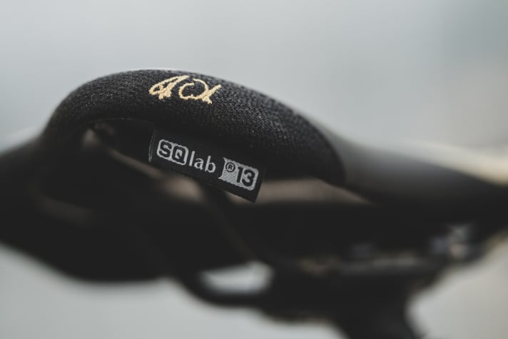   Der SQlab 611 Ergowave Fabio Wibmer mit Kevlar-Kantenschutz und in Gold gestickten Initialen.