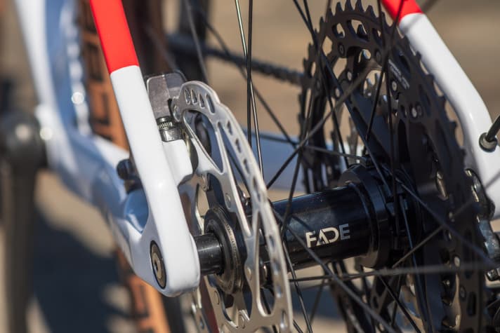   The 25 millimetre wide Newmen aluminium wheels are fitted with the new, quiet Fade hubs.