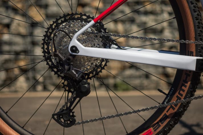   Eine Shimano XT wechselt die 12 Gänge.