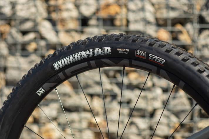   Maxxis Forekaster in 29x2,35 Zoll zieht Cube auf die 30 Millimeter breiten Newmen-Laufräder auf.