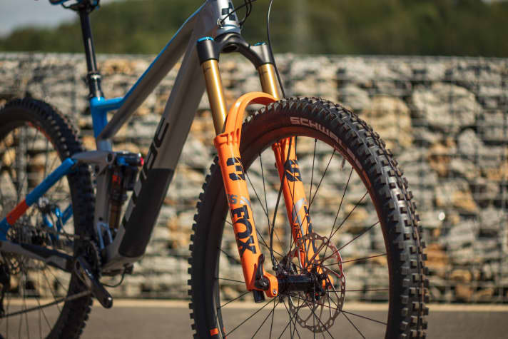   The new Fox 36 Factory fork is located in the head tube.