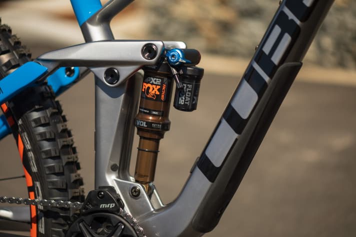   A Fox DPX2 Factory is used at the rear.