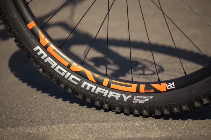   Vorne sorgt ein Schwalbe Magic Mary mit Super Trail-Karkasse für Spurtreue.