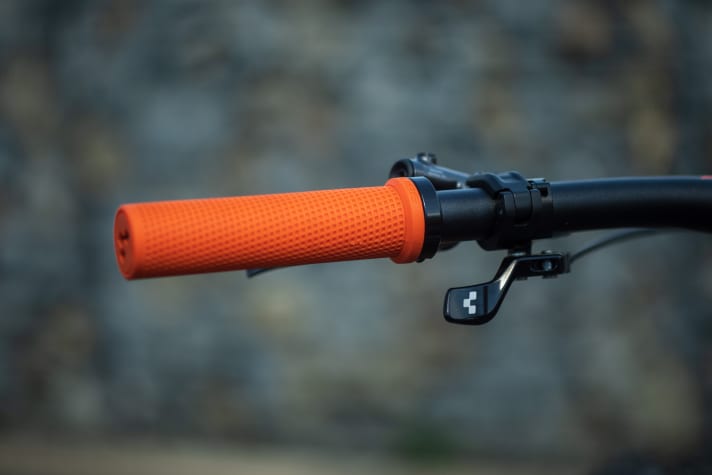   The matching handlebar remote for the Cube Vario support.