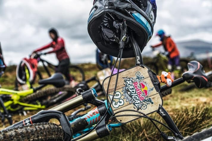   Whether full-face helmet or half-shell, hardtail or enduro, riding or pushing: Bikers of all abilities can take part in the Red Bull Radical. This makes the mass start race particularly exciting.