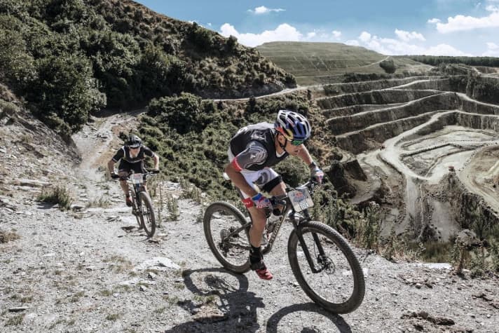   Vom tiefsten Punkt im Steinbruch klettert man entlang der Stufen bis auf den Gipfel der Halde.