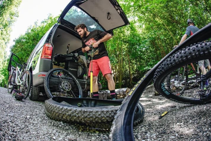   All tyres were tested with standard inner tubes and identical air pressure (1.4 bar front, 1.6 bar rear).