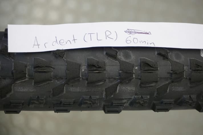  Marked by our wear test: The Maxxis Ardent EXO Protection TR after 60 minutes on the roller dynamometer.