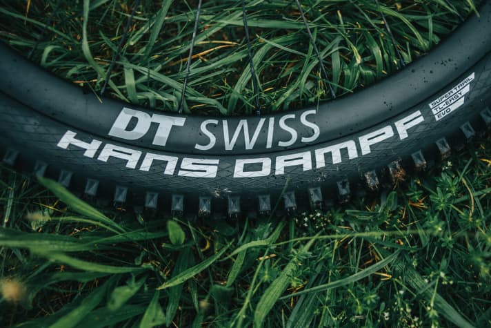   Für massig Traktion am Vorderrad sorgt der breite und grobstollige Hans Dampf von Schwalbe. 