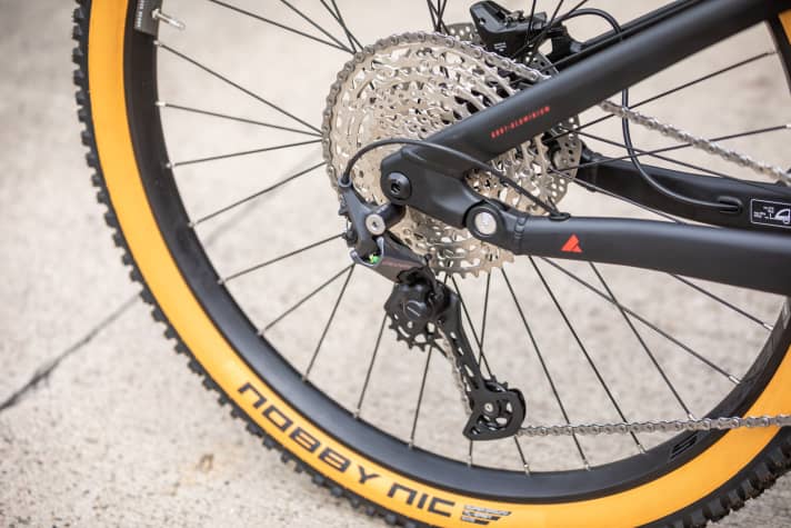 The gears on the 10-51 cassette are changed by the 12-speed Deore groupset from Shimano.