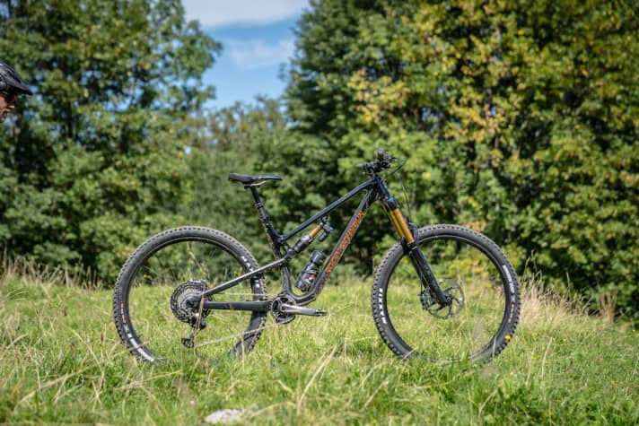 The Altitude Carbon 90 Rally Edition is also ridden by the Enduro Race Team. The 14.6-kilo bike (without pedals) costs 9900 euros. We pitted the Rocky Enduro against the Trek Slash.