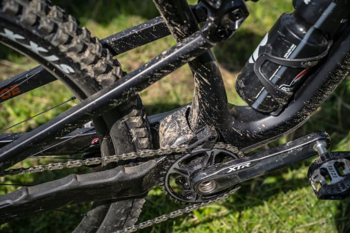   The plastic cover should reduce the amount of dirt that gets stuck between the main frame and the rear triangle. The rubberised chainstay ensures peace and quiet.