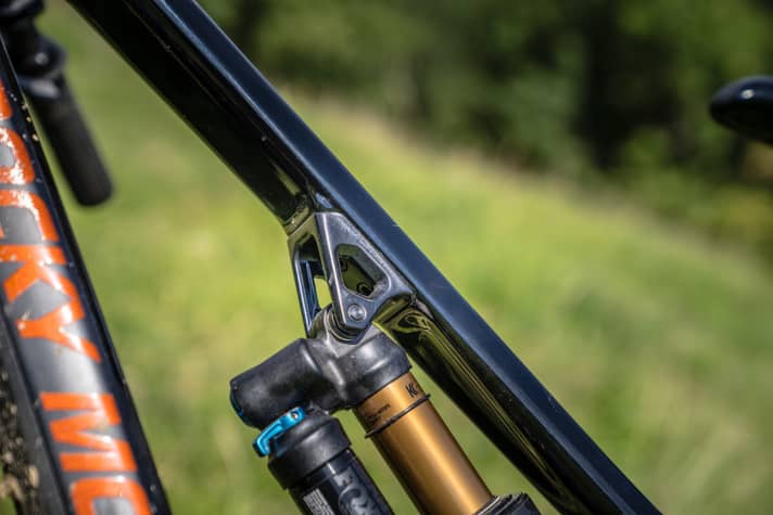   The front shock mount is bolted and can therefore be changed. This means that different damper installation lengths are possible.