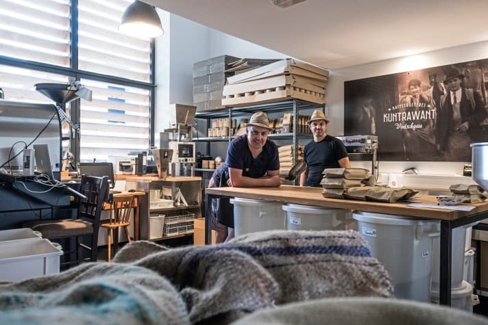   In Prad at the foot of the Stelvio Pass, the brothers Martin and Josef take care of the beans. They run the Café Gander on the village square and refine selected beans by hand in their Kuntrawant coffee roastery. Kuntrawant is the Venosta Valley term for smuggling. Today, the coffee is legal and the brothers - how could it be otherwise - ride the smugglers' trails of yesteryear on their e-MTBs. But it's not just good coffee and apple juice that flows in the Venosta Valley. Just outside the town walls of Glurns, in a large, modern cube-shaped building, Italy's only whisky distillery, Puni, produces South Tyrolean Highland Malt.