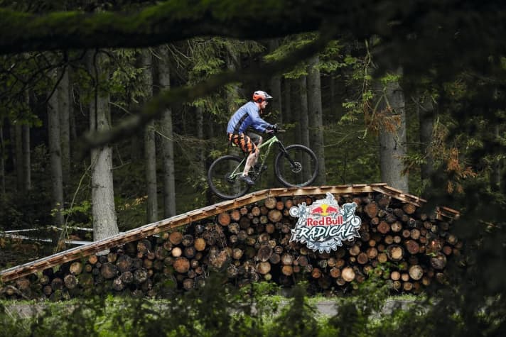   The obstacles have names such as "The Wet Tunnel", "Muddy Bridges" or "Tricky Tree Trunks".