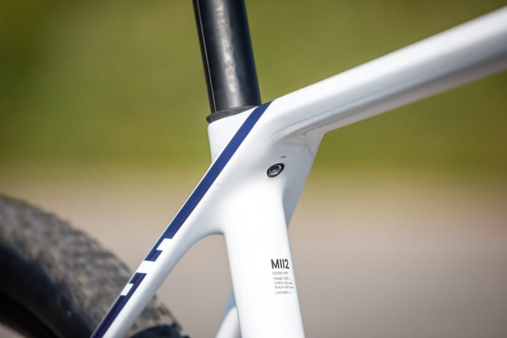   To prevent dirt from splashing into the seat tube when flexing the seat post, there is a rubber ring at the entrance to the frame.