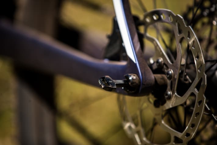   The Quixle hides the lever for operating the thru axle inside.