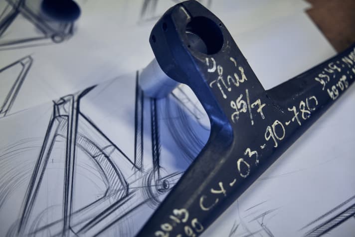   The new handlebar-stem unit was the subject of much experimentation. The pros ride special customised models. A cockpit with a width of 740 mm and a length of 80 mm proved to be the best compromise. The unit also has the following key data: -6 degrees tilt, 7 degrees backsweep and 3.5 degrees upsweep.