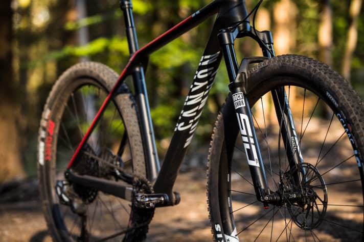   The Exceed CF SLX 9 for 4700 euros with 9.73 kilos, electronic AXS drivetrain and DT Swiss dropper post.