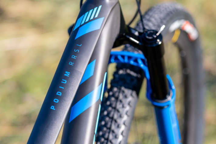   An extra-thin lacquer saves a few more grams on the frame and also allows the fibres to shine through beautifully.