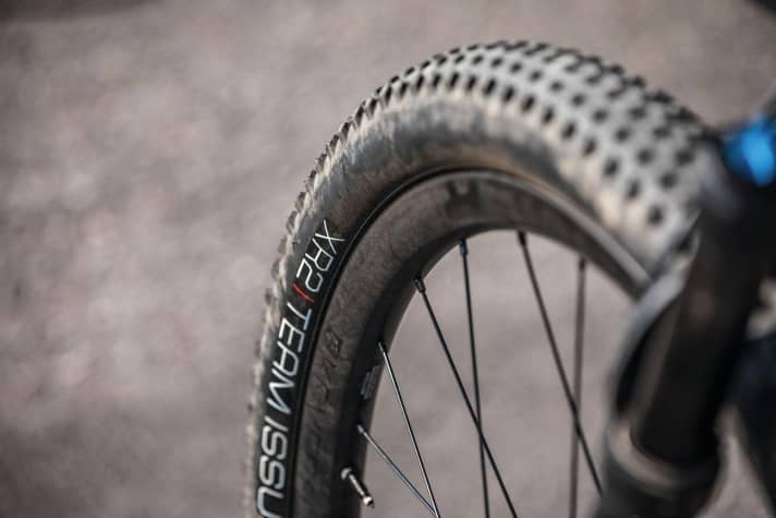   Equipped with tubeless-compatible rim tape, valve and sealant as standard: the Bontrager wheels on the Procaliber. Here the 30 millimetre wide carbon round wheels on the 9.8 model.