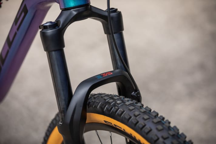 The 140 millimetres at the front are managed by the rather simple Rockshox 35 Silver.