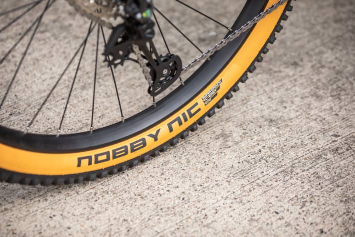 Das Copperhead FSX rollt auf Schwalbes Nobby Nic in 2,35 Zoll Breite.
