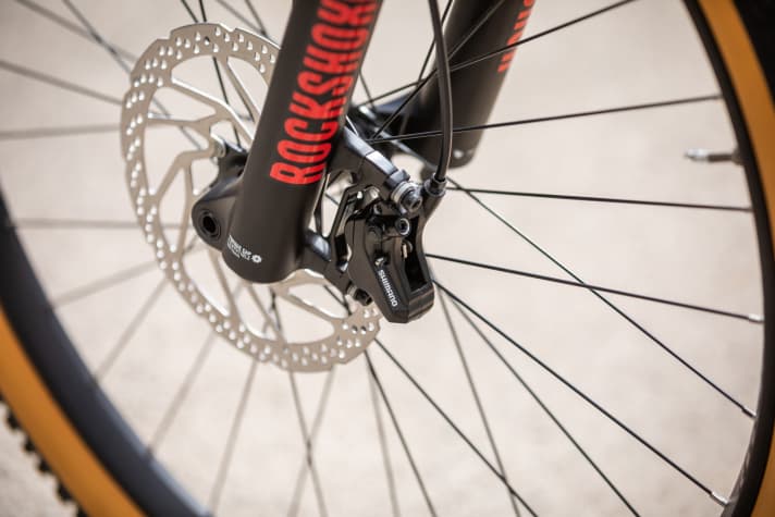 The four-piston caliper at the front from Shimano clings to a 200 mm disc.