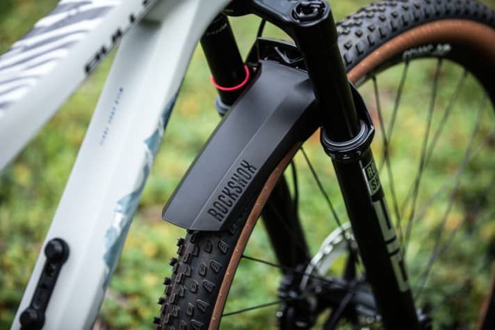 Die SID Select + Gabel ist ab Wek mit einem Mudguard ausgestattet.