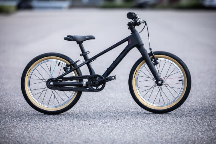 Tokee Ulta Lite Rainbow 16: Not a bargain thanks to the carbon frame, but light. The 16-inch bike with 6.8 kg VeeRubber Skinwall tyres, special rainbow look and two painted spokes each.