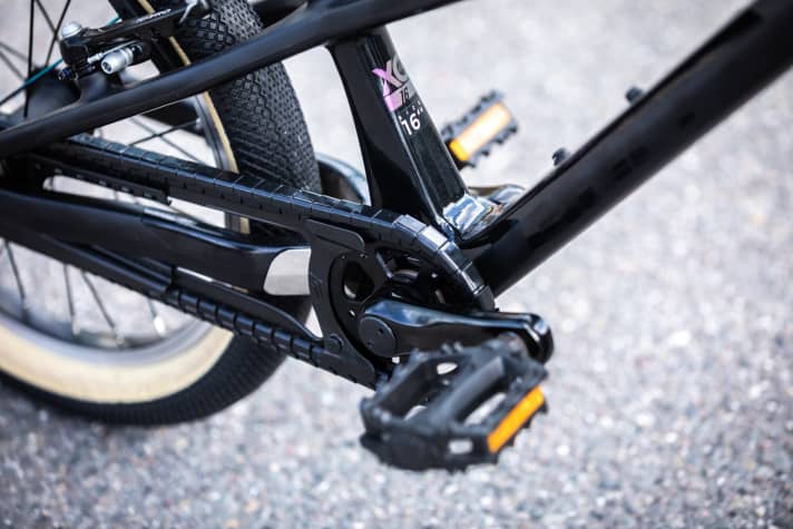 The closed Hebie chain case is designed to reliably keep shoelaces and clothing away from the chain and sprocket.