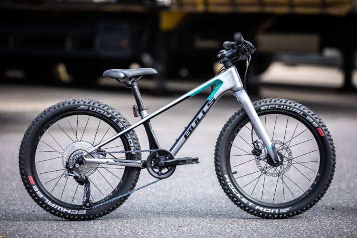 Tokee Ultra Lite 20 with carbon frame: the nine-speed drivetrain, Rocket Ron tyres and hydraulic disc brakes from Tektro are great for off-road excursions.