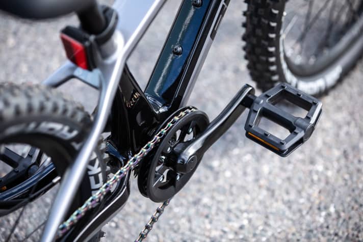 A circumferential bashguard protects the chainring and chain.